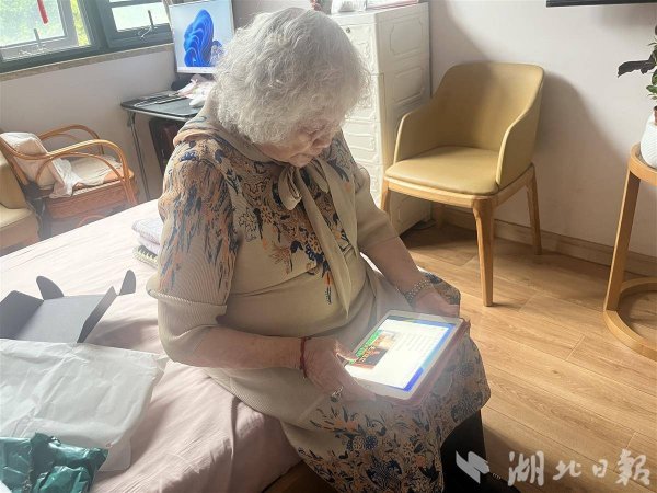 弘盛配资 “85后”搞说唱、拍短剧、手势舞…… 武汉这群爷爷奶奶玩转互联网